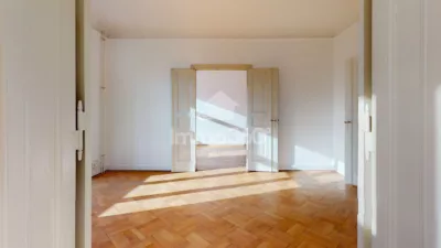 Altbau mit Flügeltüren