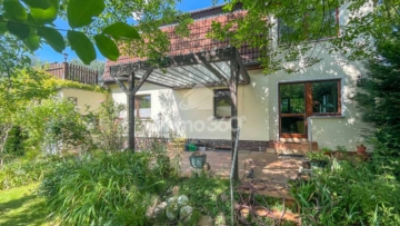 großer und gepflegter Garten