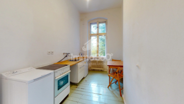 Küche mit Dielen - Bezugsfreie 1-Zimmer-Altbauwohnung mit Blick ins Grüne am Tempelhofer Feld