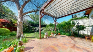 Terrasse mit Sonnenschutz - Freistehendes Einfamilienhaus mit Dachterrasse, Garten und viel Platz auf drei Etagen