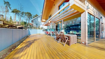 große Terrasse - Modernes Holzhaus in Hanglage mit großer Terrasse