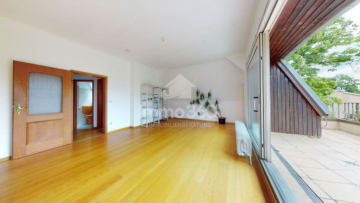 Zimmer 1 + Terrasse - Bezugsfreie Dachgeschosswohnung mit sonniger Dachterrasse & weitem Blick ins Grüne