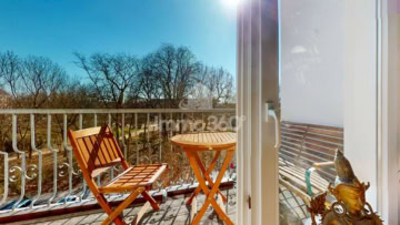 Loggia + Blick auf den Falkplatz - Eleganz im Prenzlauer Berg: Zwei Balkone, Echtholzkamin und flexible Grundrissoptionen